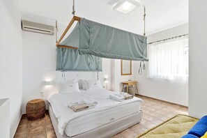 6 bedrooms, iron/ironing board, WiFi, bed sheets - Holiday villa Penelope, on the edge of the sea (Chania)