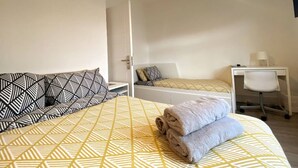 Room - Cosy Sea Front Apartment Sleeps 6 (Hove)