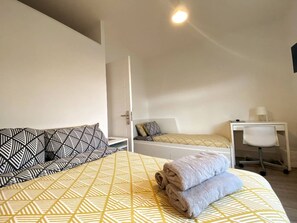 1 soverom, skrivebord og sengetøy