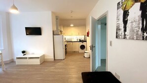Private kitchen - Cosy Sea Front Apartment Sleeps 6 (Hove)