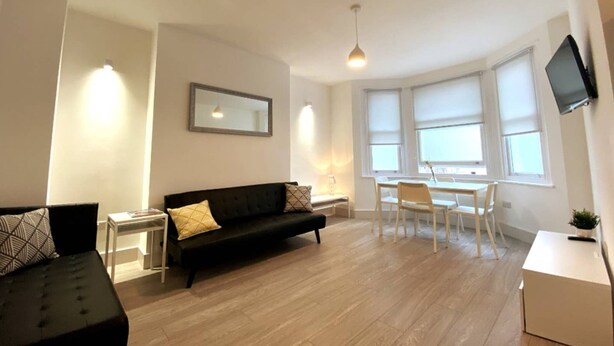 Living room - Cosy Sea Front Apartment Sleeps 6 (Hove)
