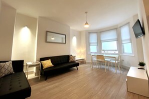 Living room - Cosy Sea Front Apartment Sleeps 6 (Hove)