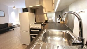 Private kitchen - Cosy Sea Front Apartment Sleeps 6 (Hove)
