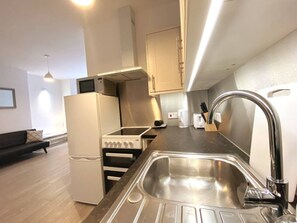 Kjøleskap, mikrobølgeovn, ovn og kokeplater