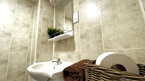 Bathroom - Cosy Sea Front Apartment Sleeps 6 (Hove)