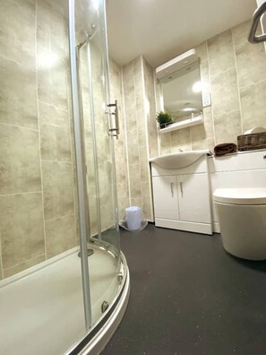 Shower - Cosy Sea Front Apartment Sleeps 6 (Hove)