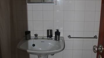 Shower, rainfall showerhead, free toiletries