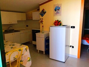 Kühlschrank, Ofen, Kochgeschirr/Geschirr/Besteck