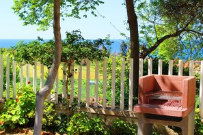 Property grounds - Sole apartment with sea view and parking space (n ° 8) (RICADI)