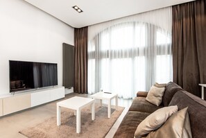 Apartamento City | Zona de estar | Una televisión de pantalla plana