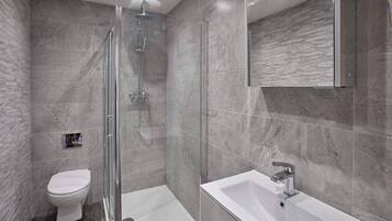 Dusj, hårføner, håndklær og såpe