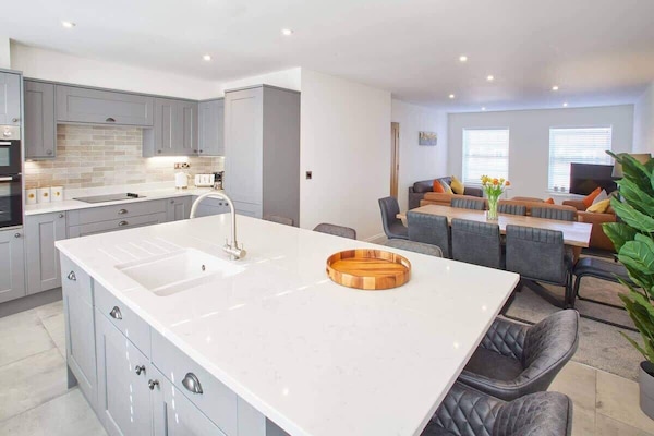 Lemonade Arch, Whitby - Host & Stay