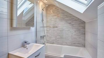 Chuveiro/banheira combinados, secador de cabelo, toalhas de banho