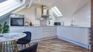 Kylskåp, mikrovågsugn, ugn och spishäll