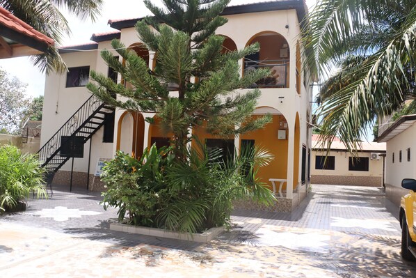 Exterior - London innn 1 (Brufut)