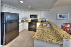 Jääkaappi, mikroaaltouuni, uuni, ruokailupöytä