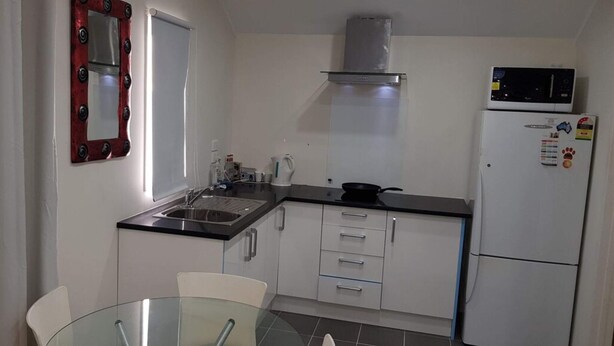 Studio (0 Bedroom) | Private kitchen - Beautiful and Bright Studio Apartment, Botany Downs (Auckland)