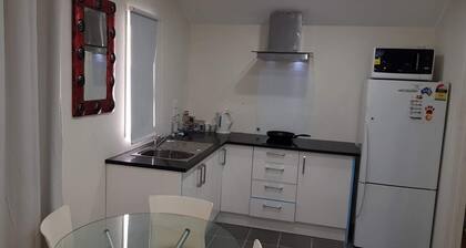 Beautiful and Bright Studio Apartment, Botany Downs