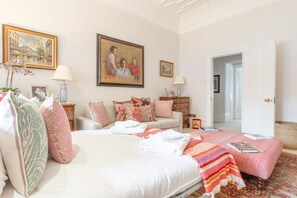 1 bedroom, desk, bed sheets - Beautiful 1 Bedroom Victorian Styled Flat in Sloane Square (London)