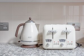 Fridge, oven, stovetop, dishwasher - Beautiful 1 Bedroom Victorian Styled Flat in Sloane Square (London)