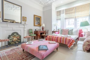 1 bedroom, desk, bed sheets - Beautiful 1 Bedroom Victorian Styled Flat in Sloane Square (London)