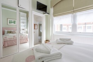 1 bedroom, desk, bed sheets