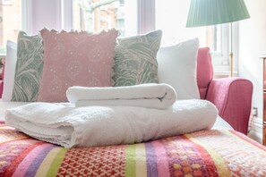 TV - Beautiful 1 Bedroom Victorian Styled Flat in Sloane Square (London)