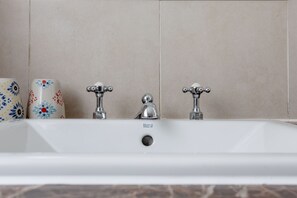 Bathroom - Beautiful 1 Bedroom Victorian Styled Flat in Sloane Square (London)