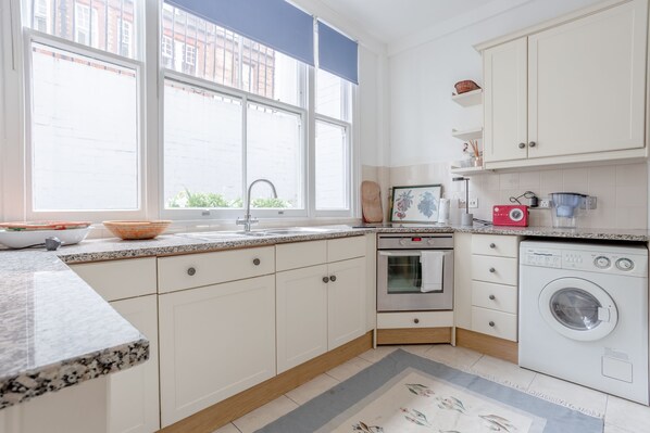 Fridge, oven, stovetop, dishwasher