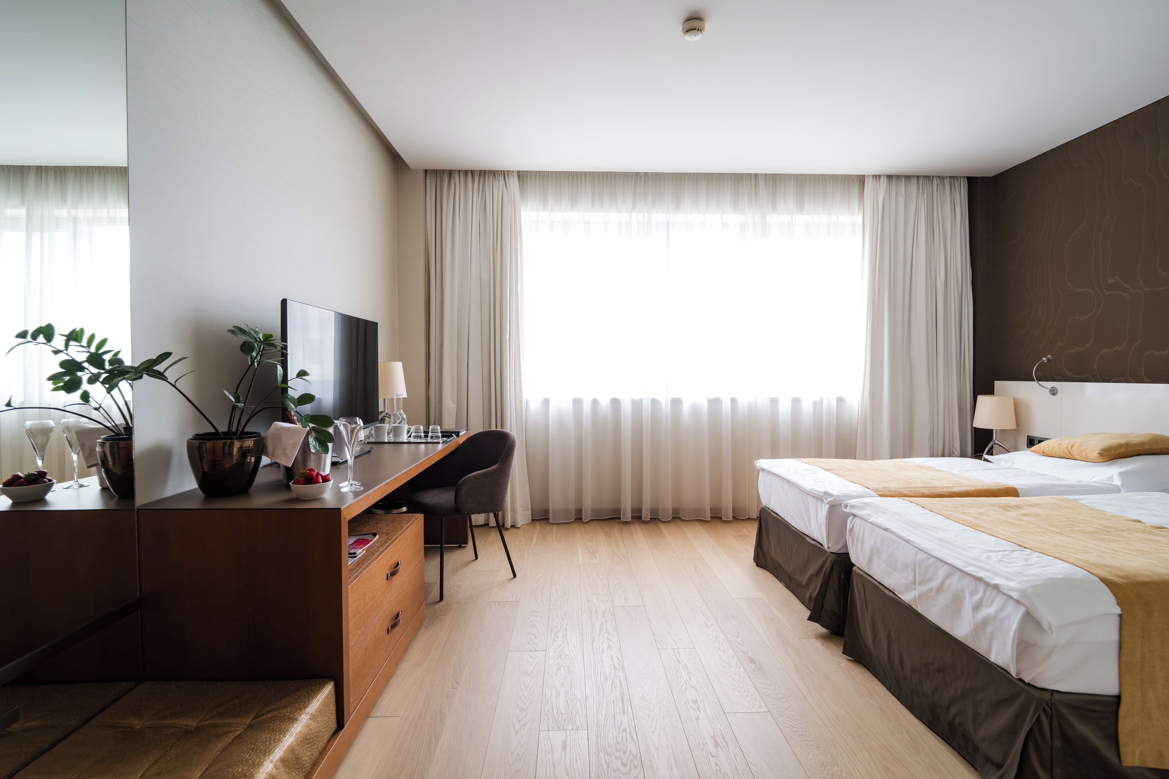 Standaard kamer, 1 twee- of 2 eenpersoonsbedden | Een minibar, een bureau, een laptopwerkplek, verduisterende gordijnen