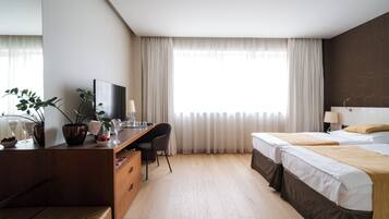 Standaard kamer, 1 twee- of 2 eenpersoonsbedden | Een minibar, een bureau, een laptopwerkplek, verduisterende gordijnen