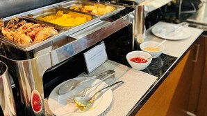 Un bufé con diversos alimentos y salsas.