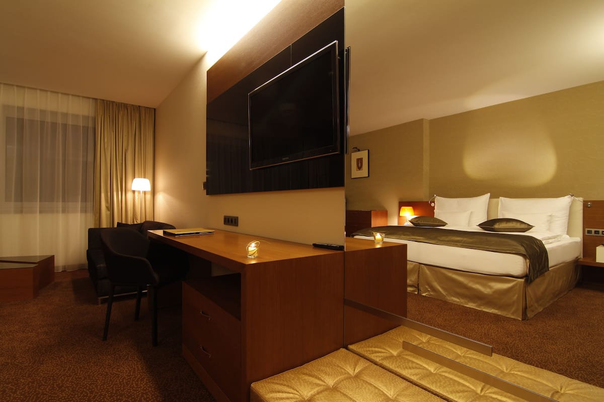 Junior Suite | 1 bedroom, minibar, desk, laptop workspace