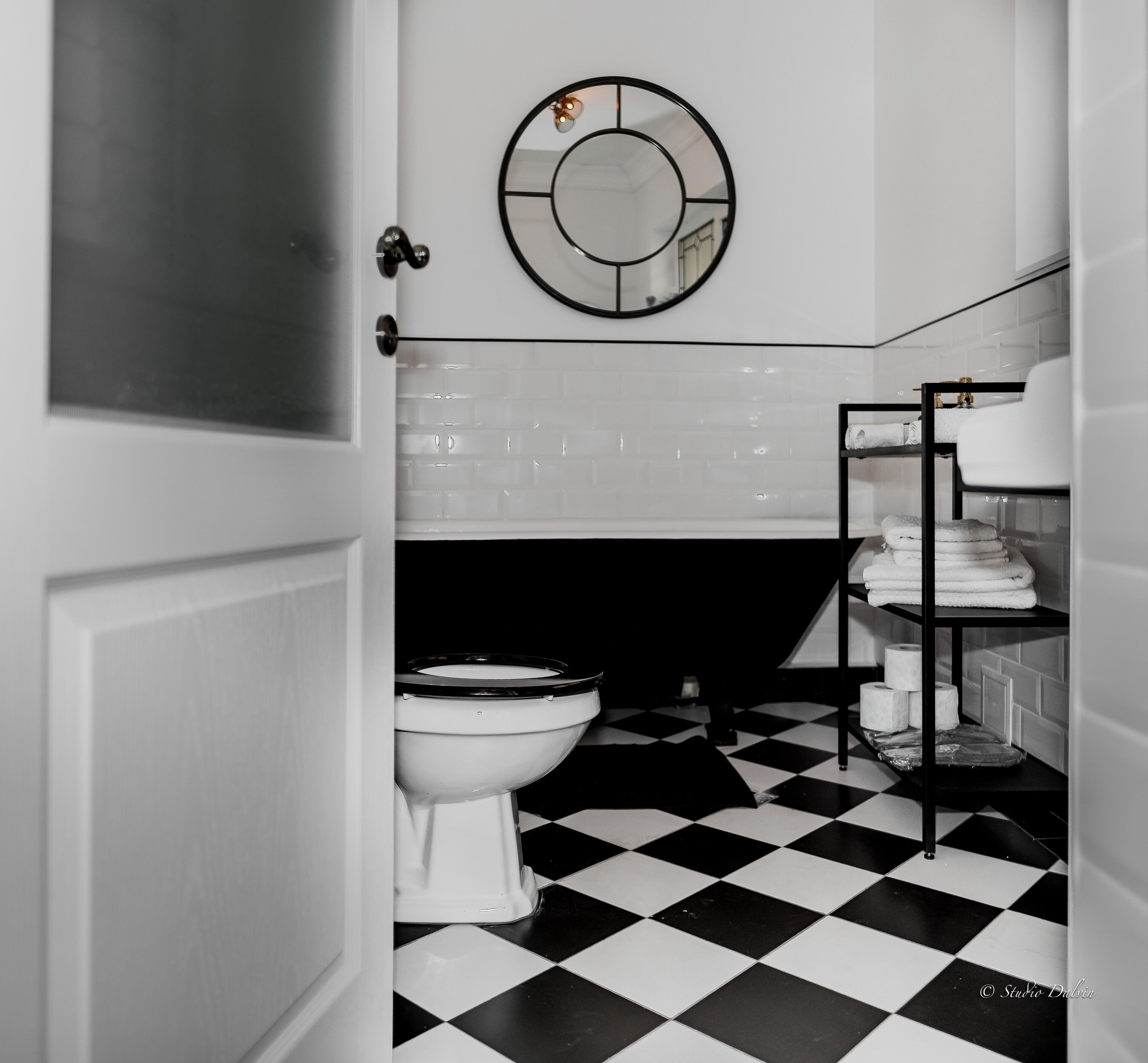 Ensemble douche/baignoire, sèche-cheveux, serviettes fournies, savon