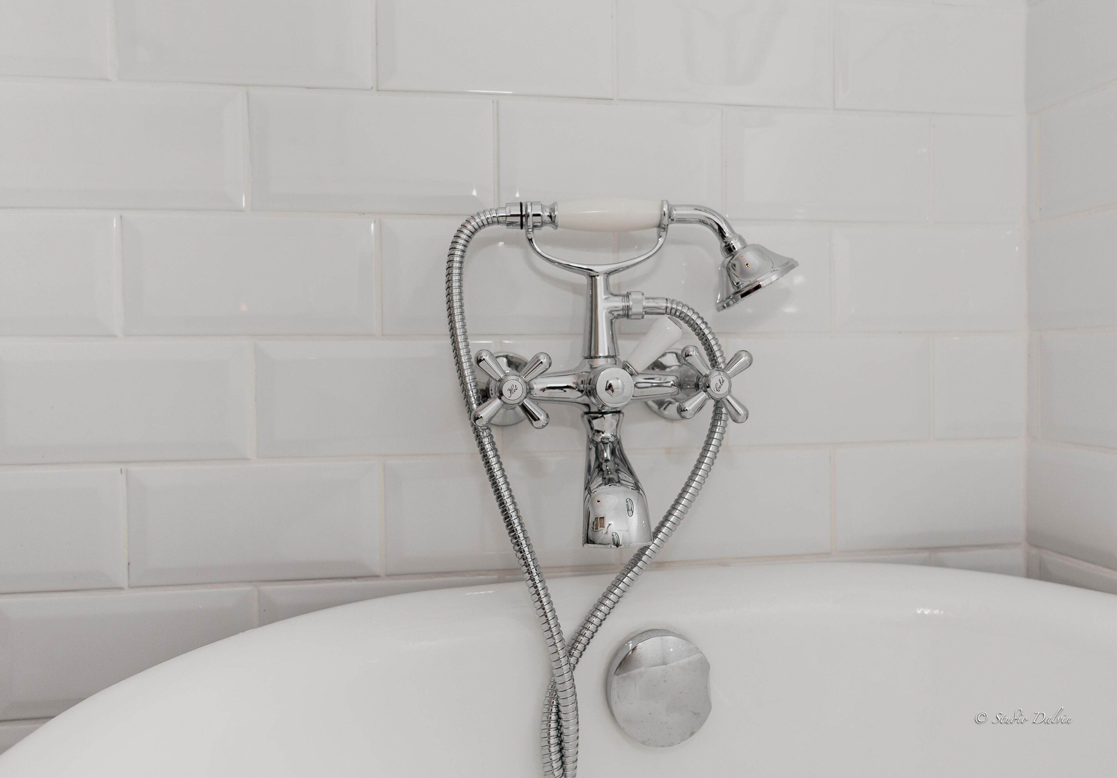 Combinazione doccia/vasca, asciugacapelli, asciugamani, sapone