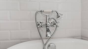 Combinazione doccia/vasca, asciugacapelli, asciugamani, sapone