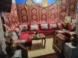 每日供應歐陸早餐 (費用另計)