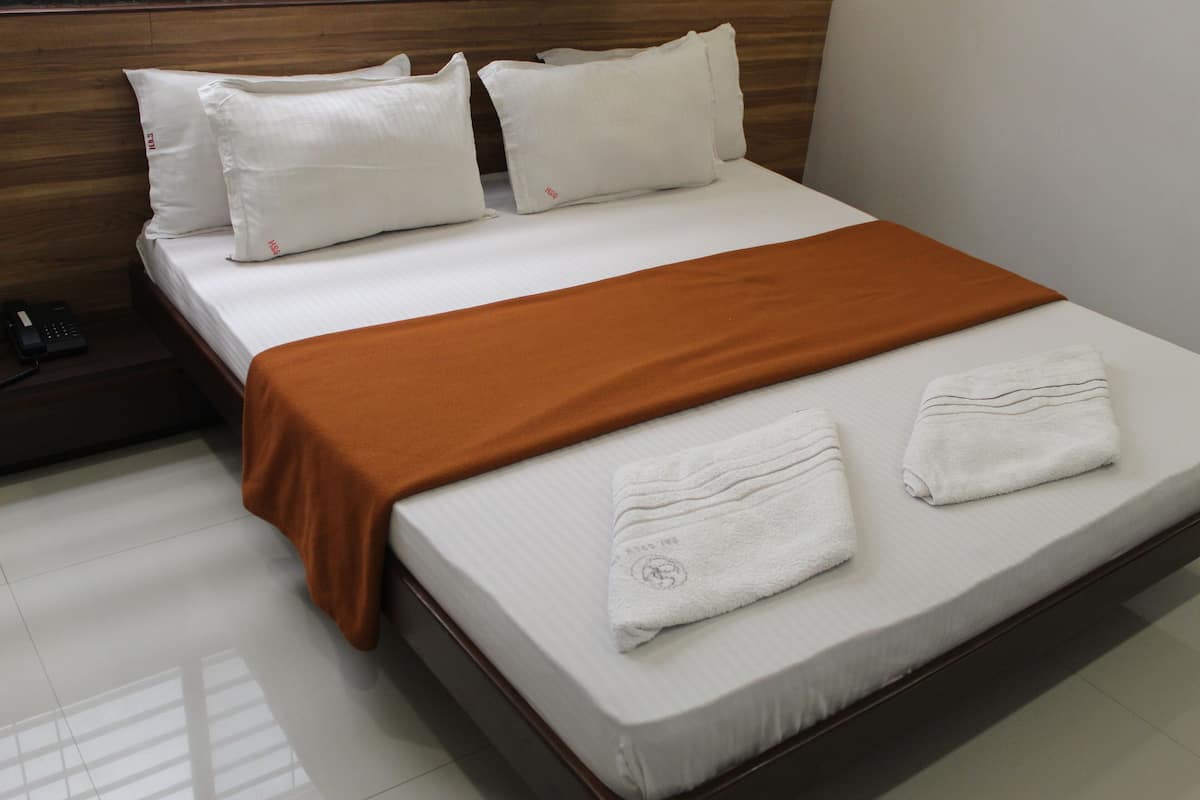 Basic Room | Iron/ironing board, bed sheets