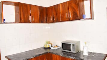 Klassiek appartement | Gemeenschappelijke keuken | Een magnetron, een oven, een kookplaat, een waterkoker