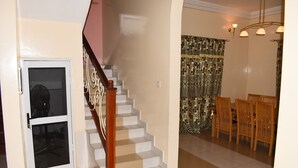 Una escalera con barandilla de madera que lleva a una plataforma.