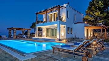 3 outdoor pools, pool umbrellas, sun loungers