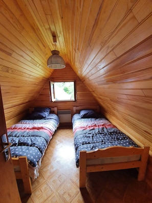 4 slaapkamers, een strijkplank/strijkijzer, reisbedje