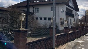 A hotel sign with 'Hotel Lust' and a 'Schmucker' beer sign. - Hotel Lust (Hoechst im Odenwald)