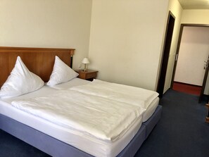 Habitación doble | Escritorio, espacio para trabajar con un portátil, camas supletorias