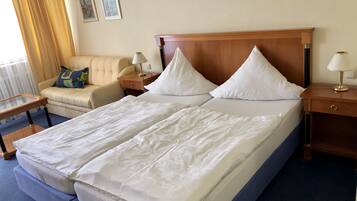 Habitación doble | Escritorio, espacio para trabajar con laptop, camas extra y wifi gratis