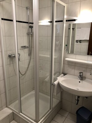 Double Room | Bathroom | Shower, hair dryer, towels, soap - Hotel Lust (Hoechst im Odenwald)