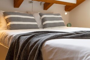 3 chambres, fer et planche à repasser, Wi-Fi, draps fournis