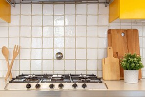 Frigorifero, microonde, forno, piano cottura