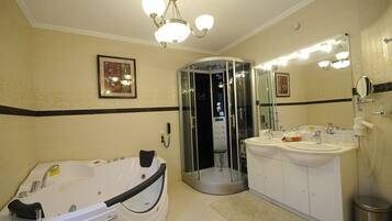 Luxury Double Room (5*) | Bathroom | Free toiletries, hair dryer, bathrobes, slippers