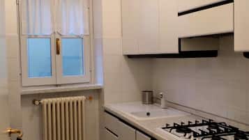 Fridge, oven, stovetop, coffee/tea maker